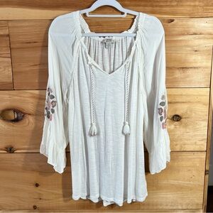 Vintage America White Peasant Blouse with Wide Ruffled Floral Sleeves Boho Femme